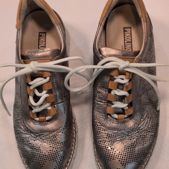 Pikolinos Women's Gold Leather Shoes - Picture 1 of 4